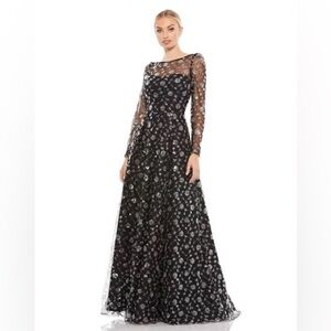 MAC DUGGAL
Sequin Lace V-Back Dress